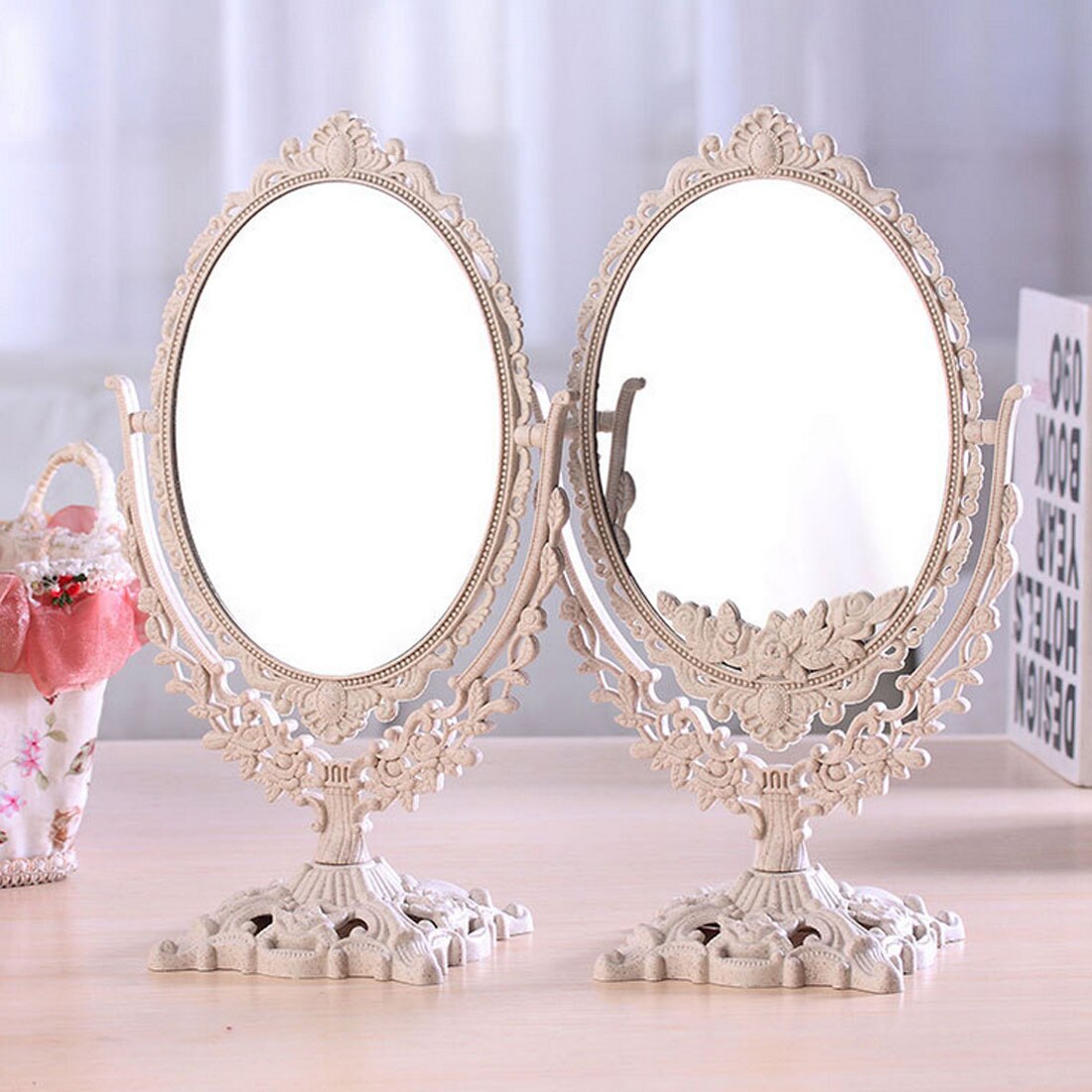 Double-sided makeup mirror